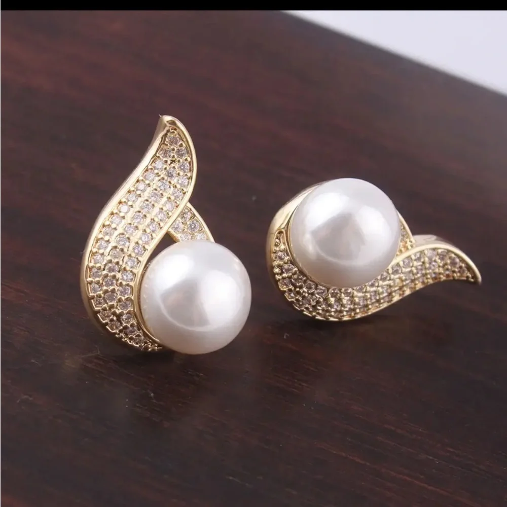 Gold Sparkly Cubic Zircon Pearl tear Drop Sparkly New